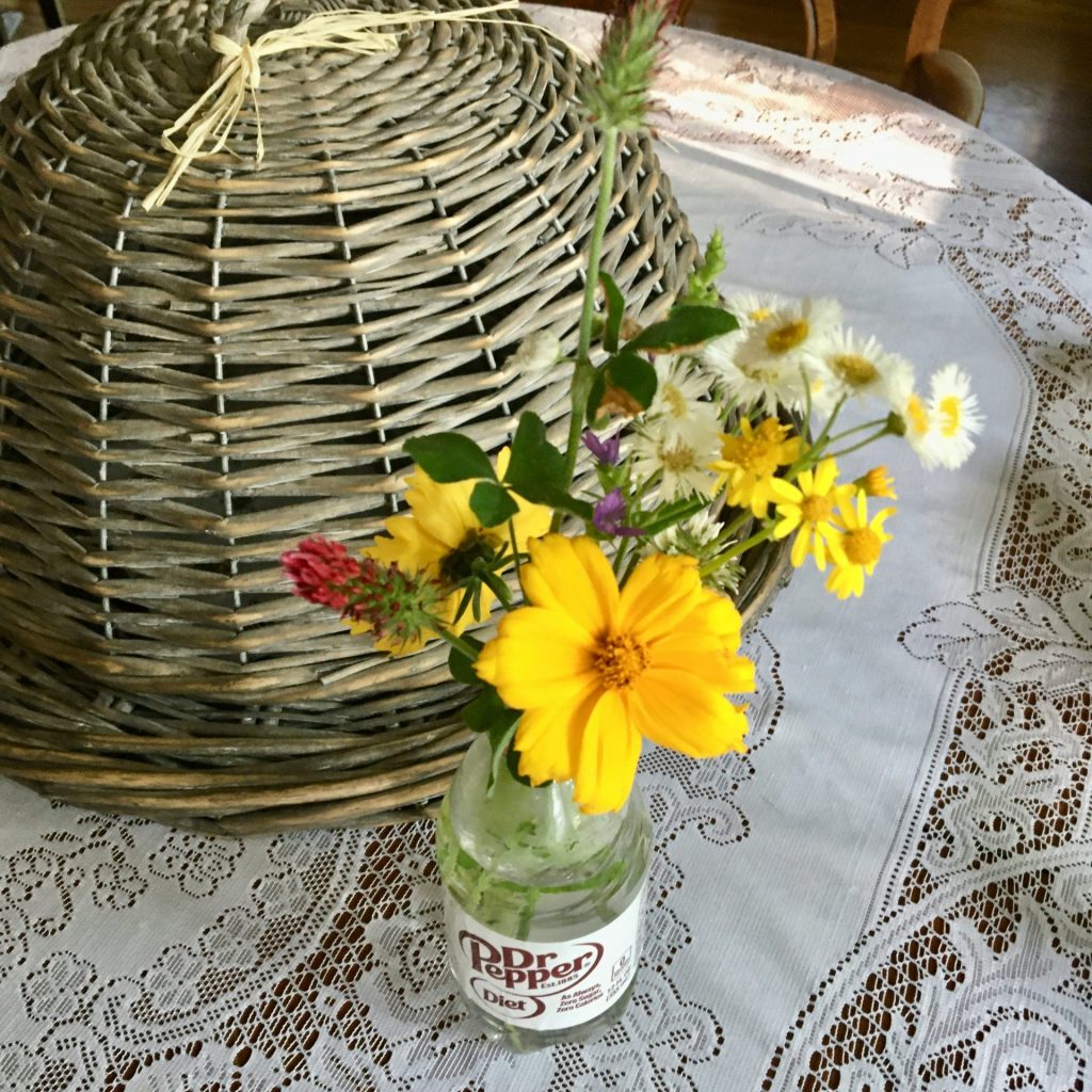 un vase rempli de fleurs posé sur une table