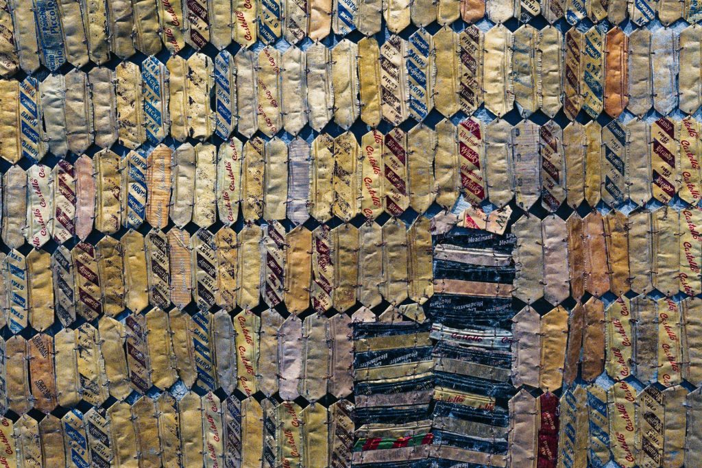 una pila de corbatas apiladas una encima de otra